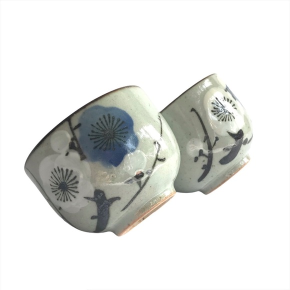 Pair of floral painted stoneware tea or saké cups - Picture 2 of 7